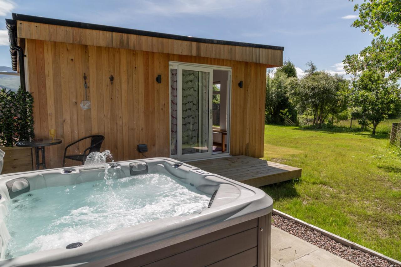 Allt Mor Rentals - Chalet With Hot Tub, And Studio Apartment No Hot Tub Roybridge Exterior photo